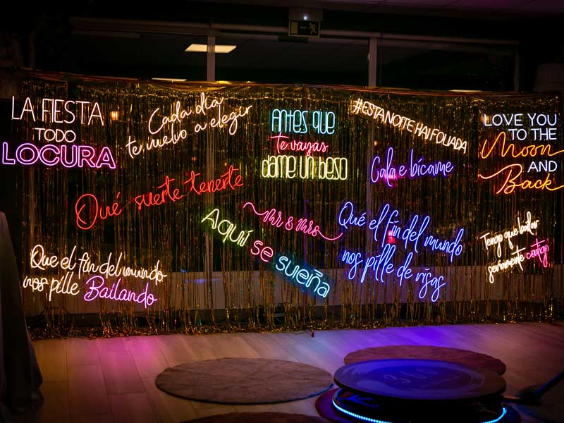 Ideas decorativas con frases de luces para bodas en Galicia.